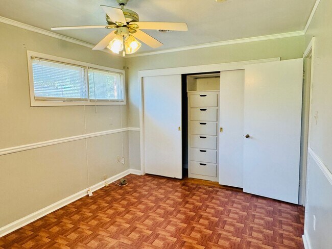 Building Photo - 3-Bedroom -Bright, Charming, and Move-In R...