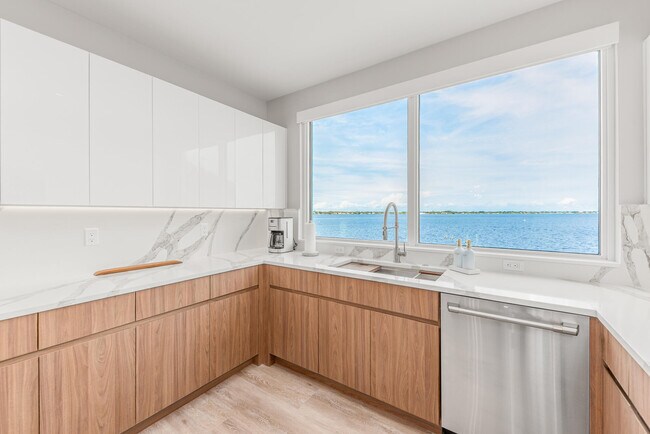 Building Photo - 41 SW Seminole St