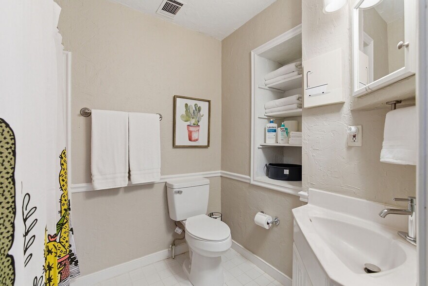 Building Photo - 5357 Sycamore Rd