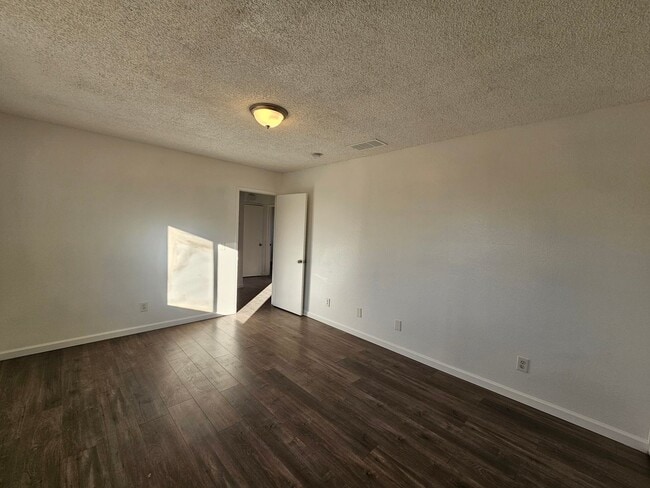 Building Photo - Beautiful 3 bedroom / 2 bathroom House with LARGE backyard