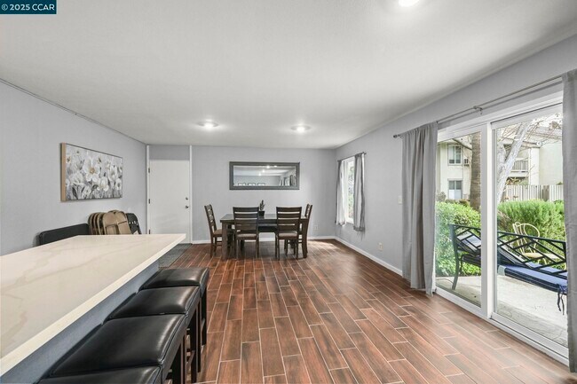 Building Photo - 2560 Walnut Blvd