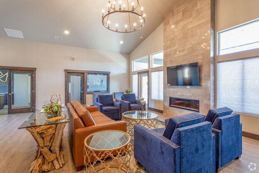 Clubhouse - Crown Pointe Apartments