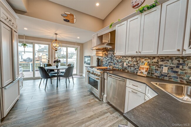 Building Photo - 71 S Bay Dr