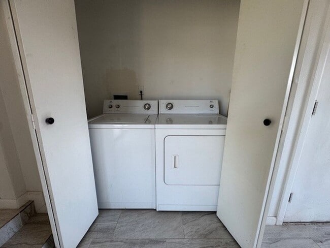 Building Photo - 1002 Av. Manana