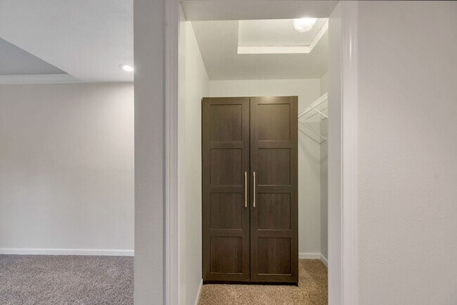 Building Photo - Great 1bed 1bath Location in Kirkland! Parking and W/S/G included in rent