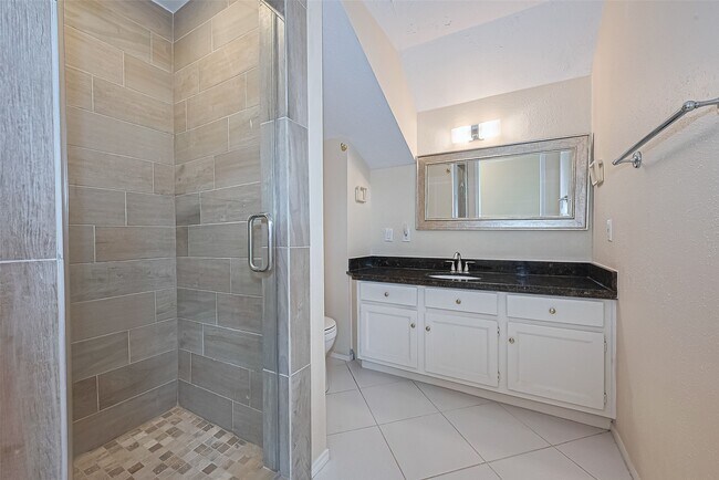 Building Photo - 14811 El Miranda Dr