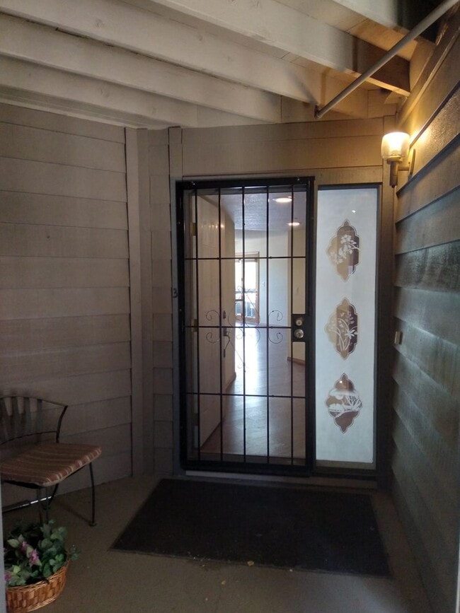 Building Photo - 3 bed / 2 bath Condo Available