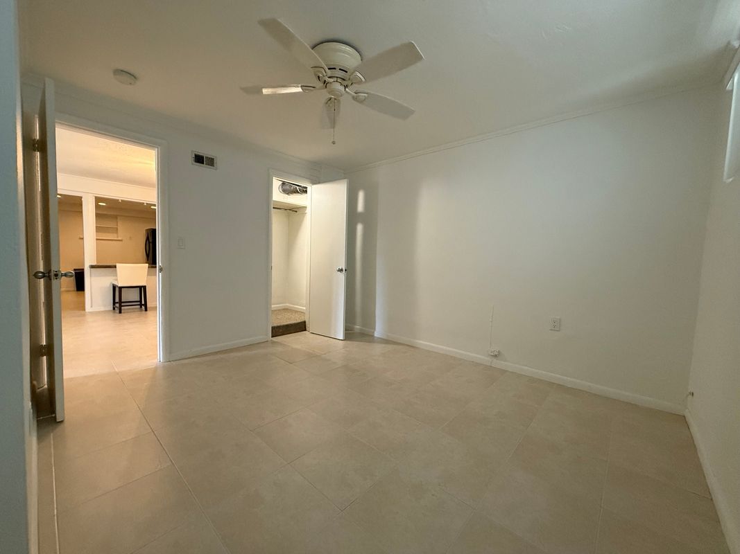 Building Photo - 656 Manor Dr