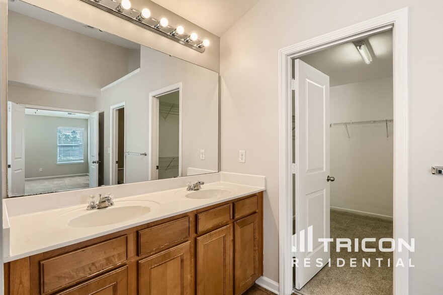 Building Photo - 12733 Oakton Hunt Dr