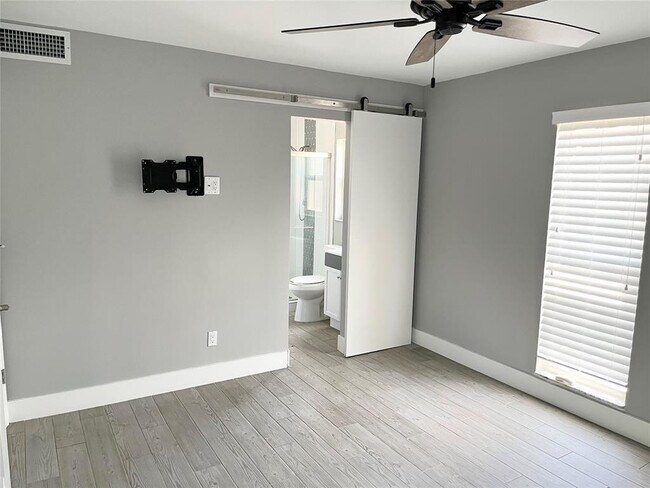 Building Photo - 5328 NE 6th Ave