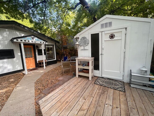 Building Photo - Charming North Campus Bungalow