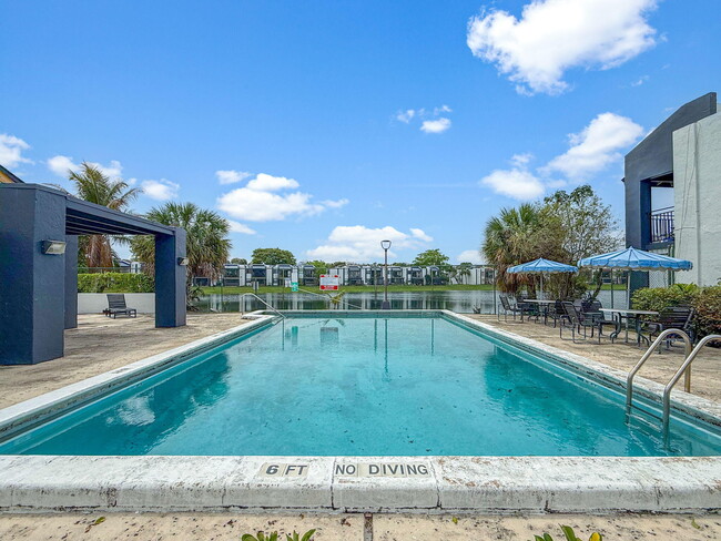 Building Photo - 510 W Park Dr