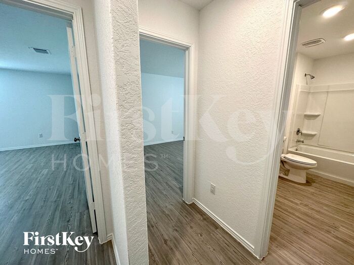 Building Photo - 2408 Lake Hls