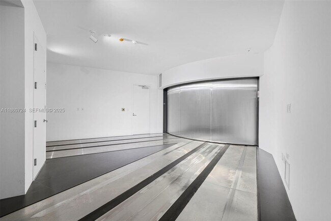 Building Photo - 18555 Collins Ave