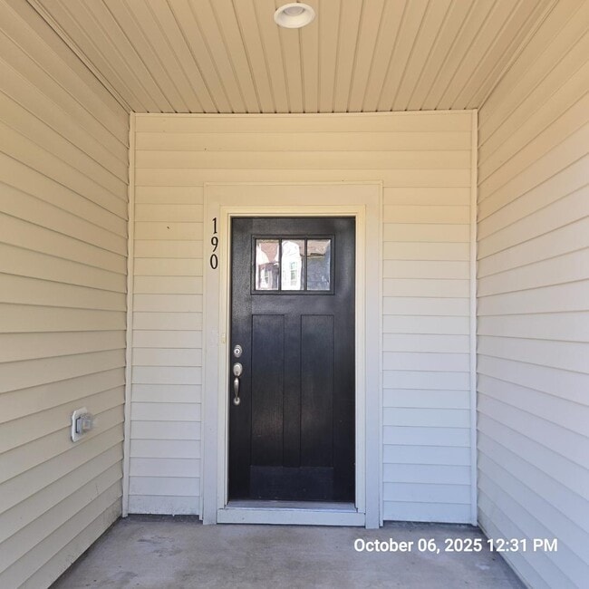Building Photo - 190 Thornhill Dr