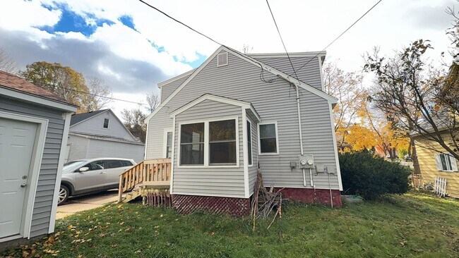 Building Photo - 904 Park Ave