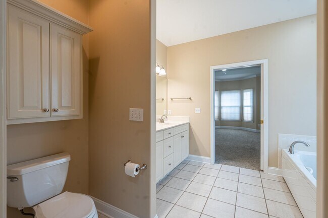 Building Photo - 1833 Waters Edge Dr