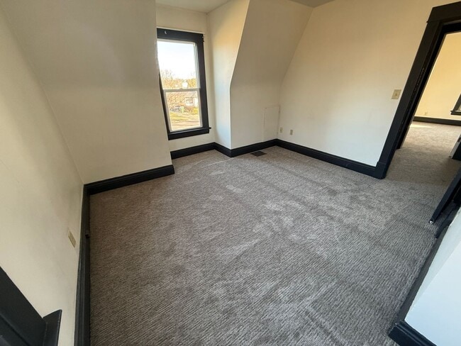 Building Photo - 902 E Kemp Ave