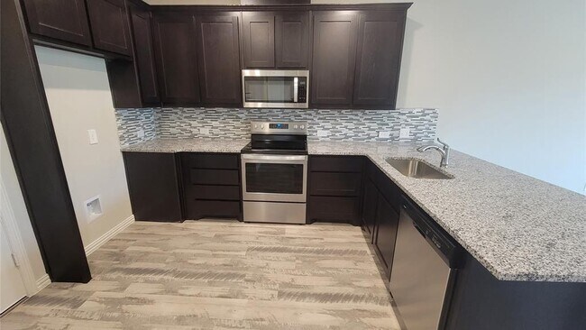 Building Photo - 3333 Solana Cir