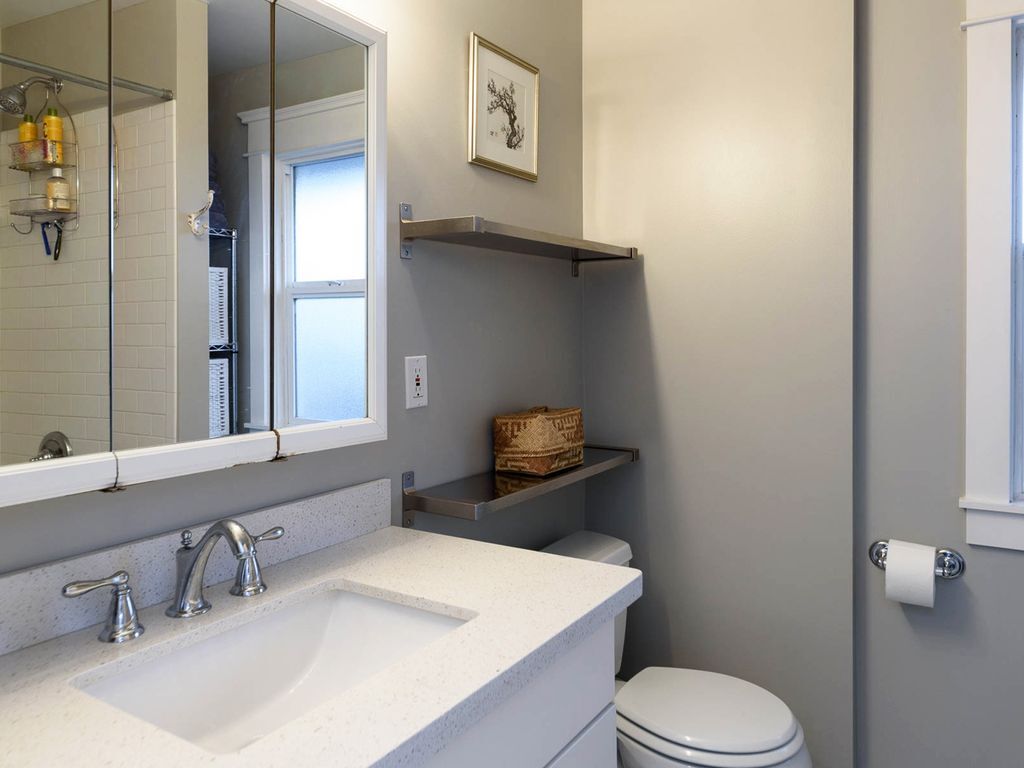 Upstairs bathroom w/ bath - 539 31st Ave