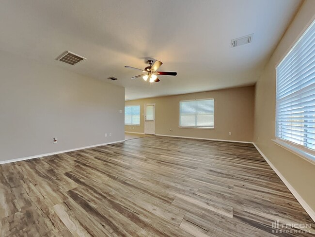 Building Photo - 33111 Cottonwood Bend