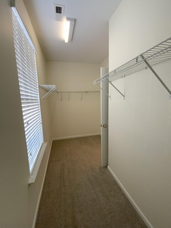 Building Photo - 1465 Parkside Village Dr