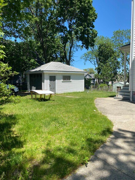Big Back yard - 21 Royall St