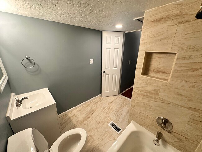 Building Photo - 1240 S 17th St