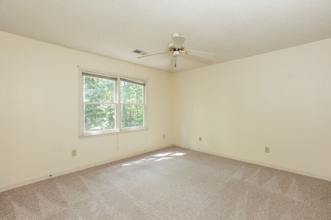 Building Photo - Four Bedroom Home!