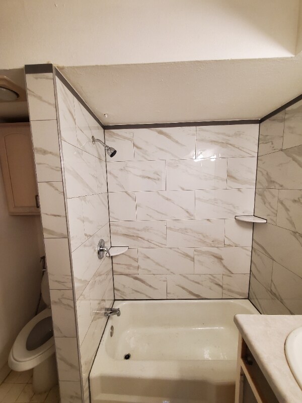 Building Photo - 1016 E Tri Oaks Ln