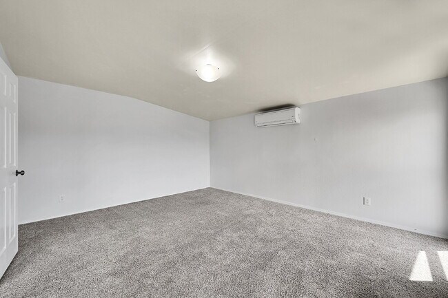 Building Photo - $2,995, 4 bed, 3.5 bath, located in Monume...