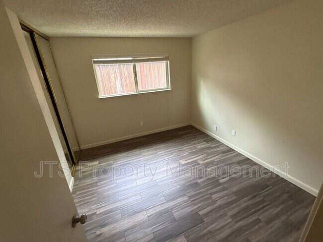 Building Photo - 8130 Sunrise E Way