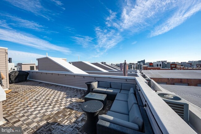 Building Photo - 1326 N Mascher St