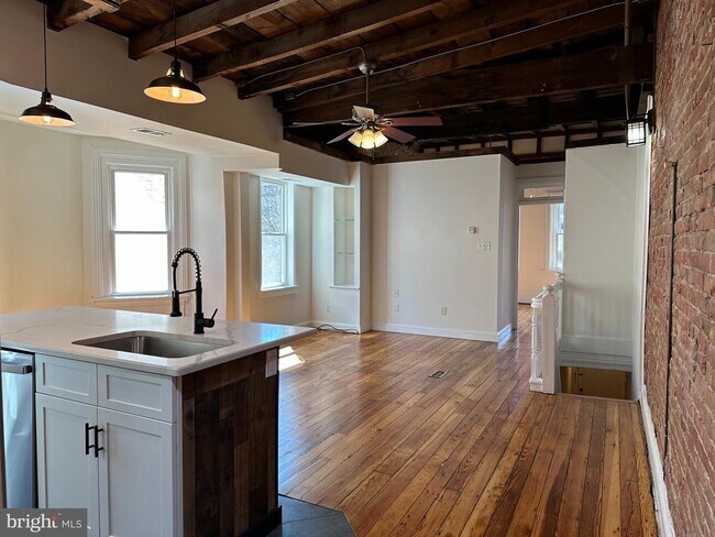 Building Photo - 115 W 13th St