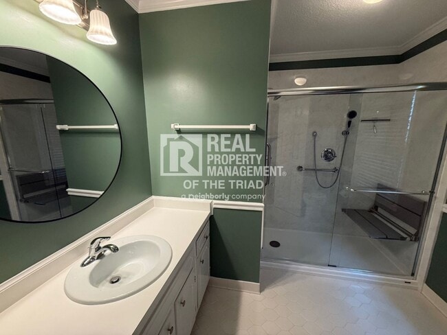 Building Photo - 3 Bedroom/ 2.5 bath Townhouse in Greensboro