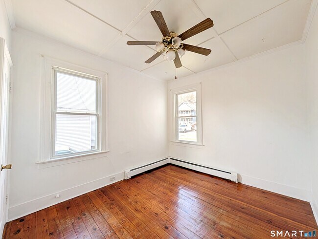 Building Photo - 102 Elm St