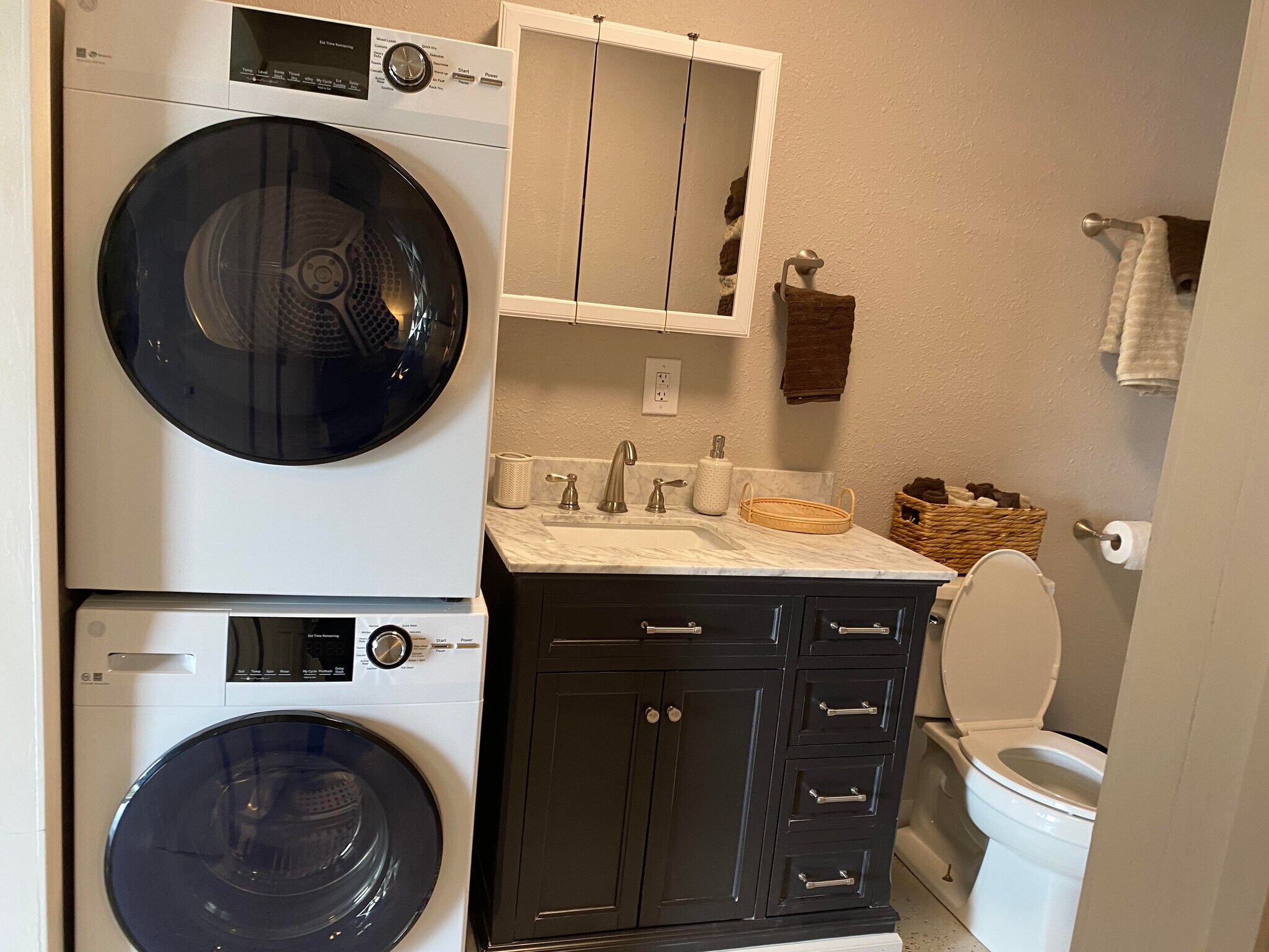 Building Photo - 6140 W Robin Hood Ln