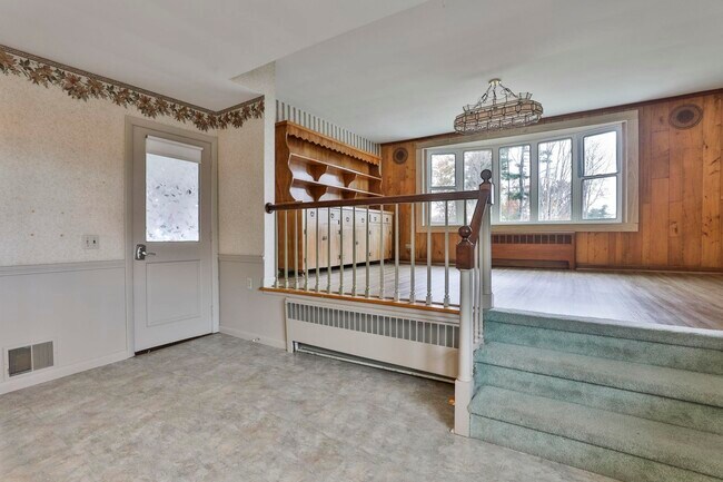 Building Photo - 334 S River Rd