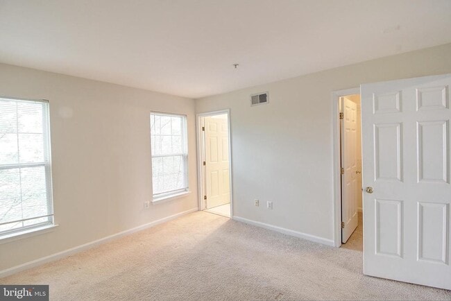 Building Photo - 586 Eisenhower Dr
