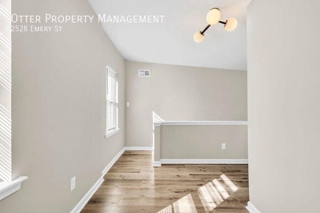 Building Photo - 2528 Emery St