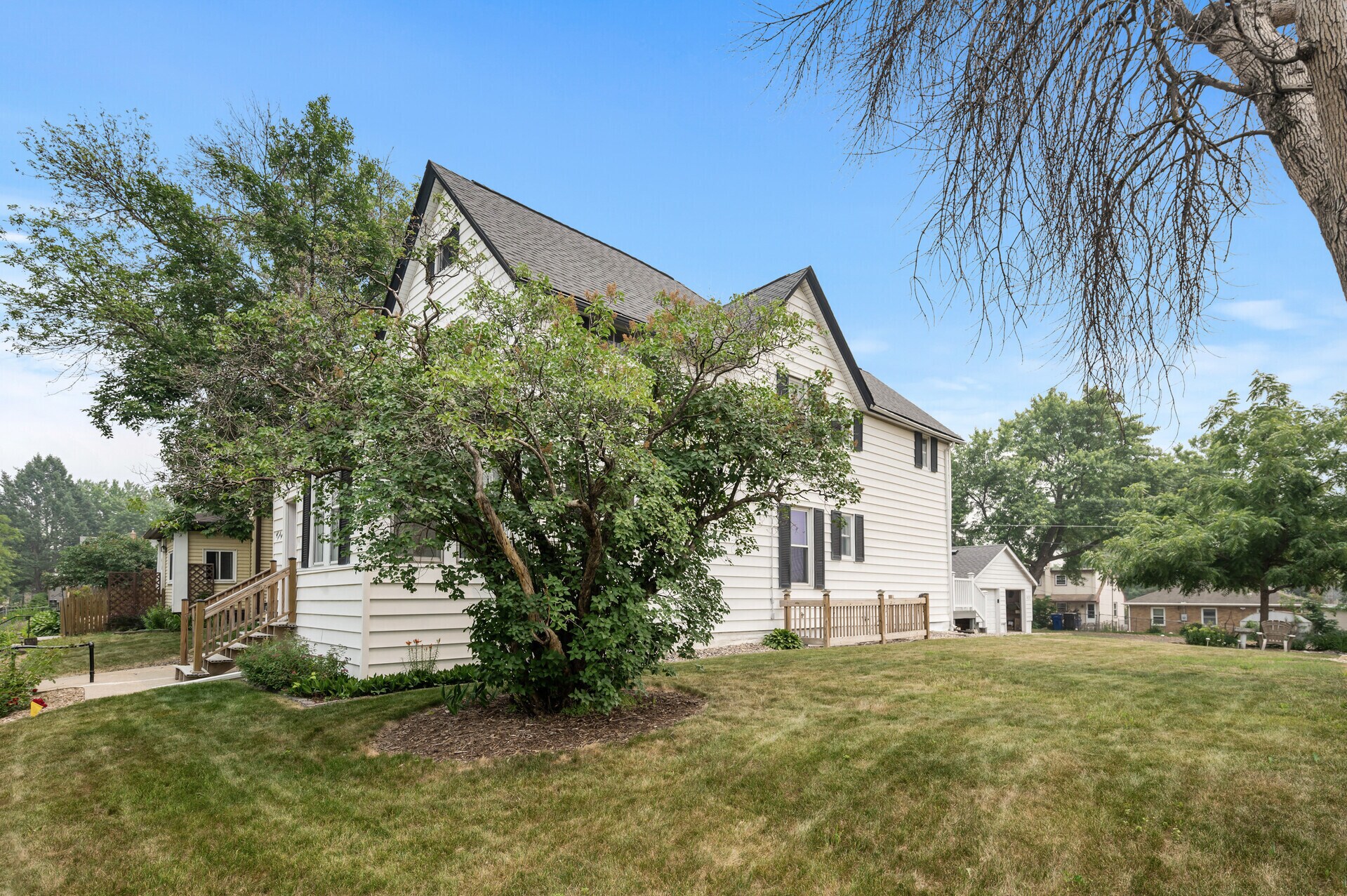 Building Photo - 422 Lawson Ave W