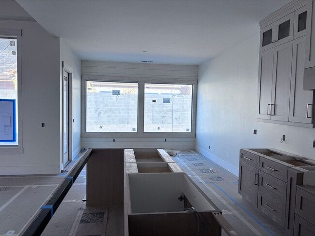 Building Photo - Beautiful single story with 4 bedrooms next to Crimson High School