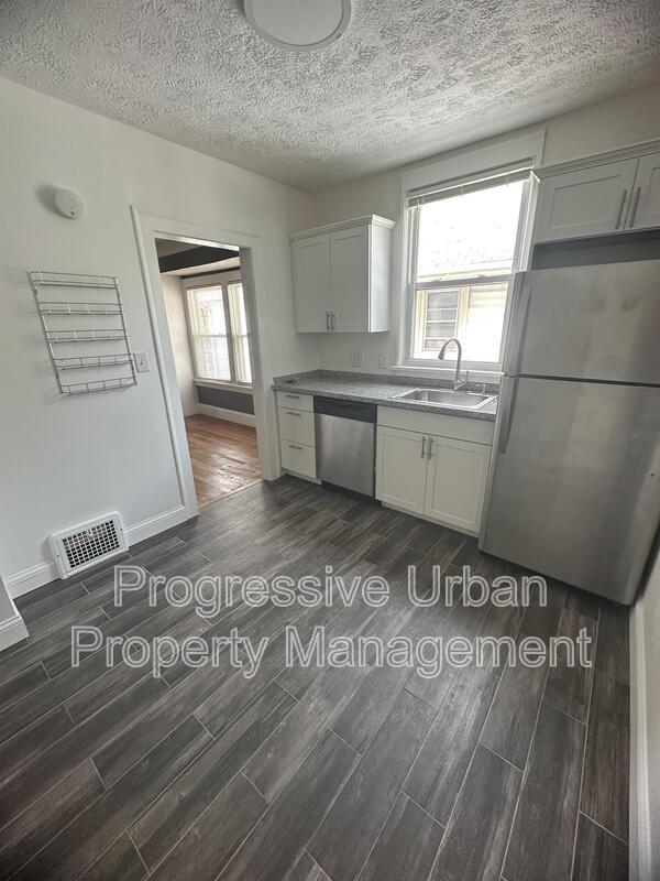 Building Photo - 1337 W 106th St