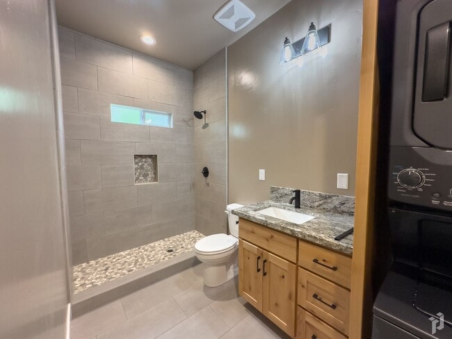 Building Photo - Olive421 / E.4th555- RM