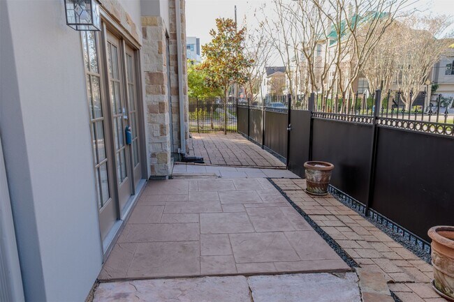 Building Photo - 2101 Elmen St