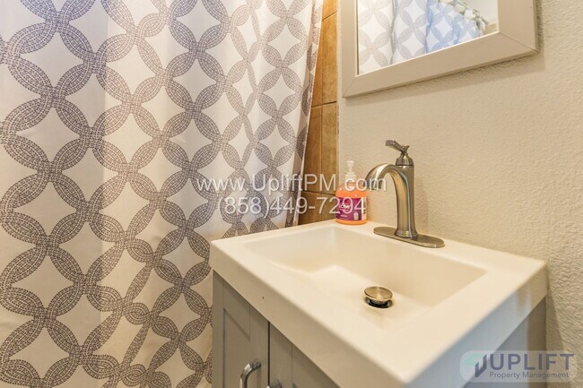 Building Photo - 4829 Castle Ave