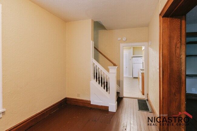 Building Photo - 252 E Lane Ave