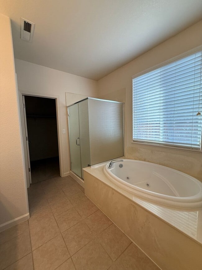 Building Photo - Beautiful single story 3 bedroom, 2 bath home with nearly 1900 sq ft of living space.