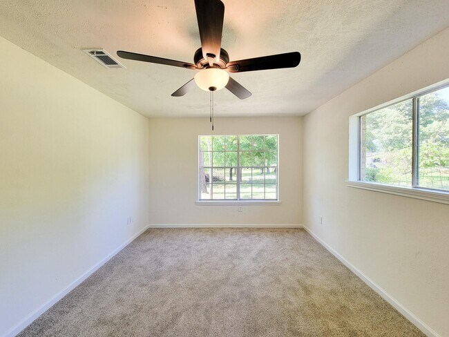 Building Photo - 6 Sowell Ln