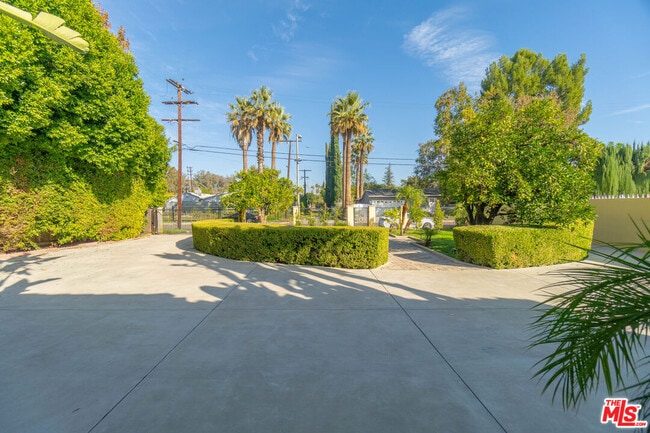 Building Photo - 5181 Densmore Ave